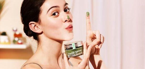 aplicacion mascarilla de rostro